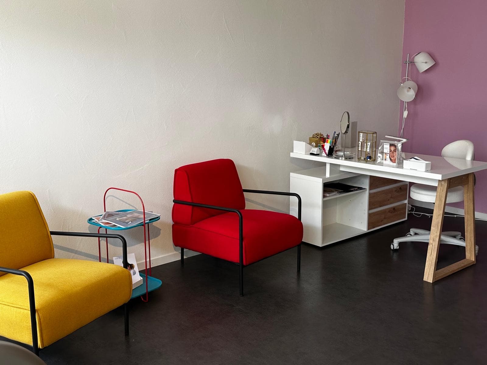 Consultation room at Gruppenpraxis am Helvetiaplatz with designer chairs and modern desk